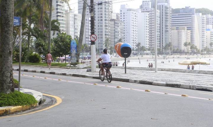 Bicicletas são proibidas na praia e nas calçadas em Guarujá, no litoral de São Paulo; infração prevê multa