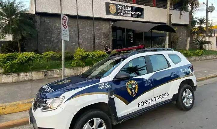 Ladrão é preso após atacar e agredir mulher em praia de Guarujá, no litoral de São Paulo