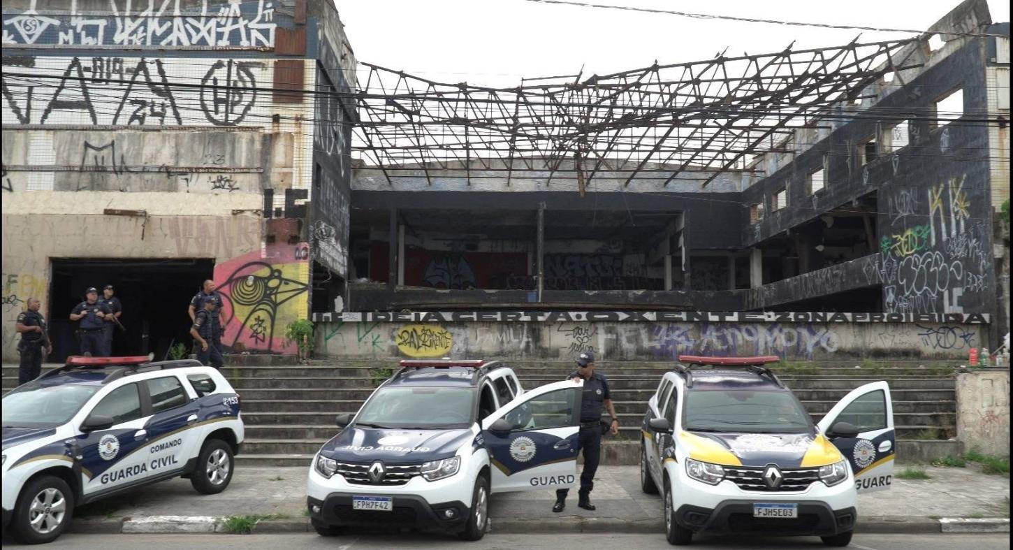 Operação desocupa imóvel invadido na orla da Enseada