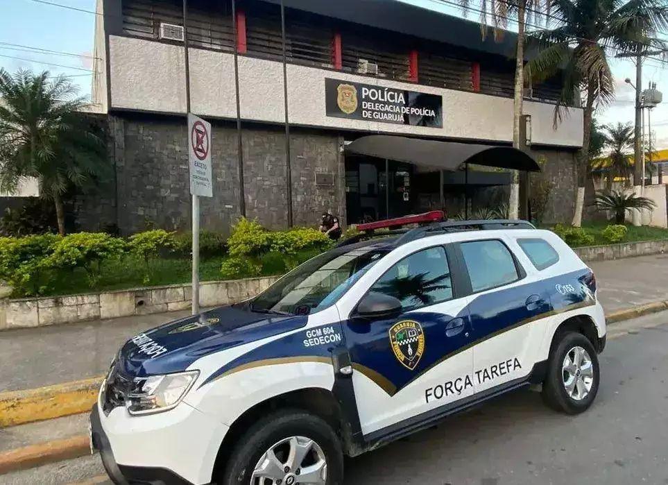 Ladrão é preso após atacar e agredir mulher em praia de Guarujá, no litoral de São Paulo